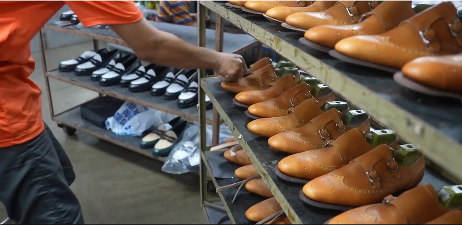 Aktivitas produksi sepatu di Pabrik Sepatu Bandung Cibaduyut 1920
