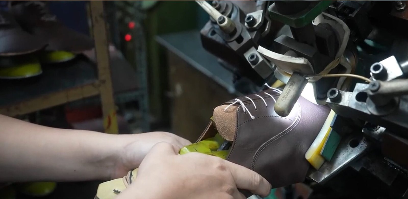 Proses produksi sepatu di Pabrik Sepatu Bandung Cibaduyut