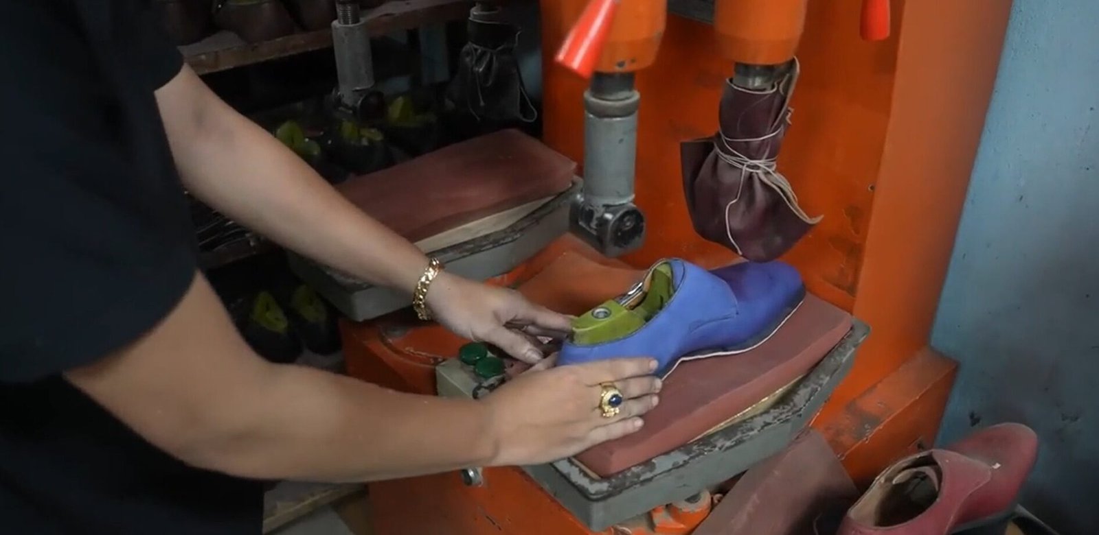 Proses produksi sepatu di Pabrik Sepatu Cibaduyut Bandung
