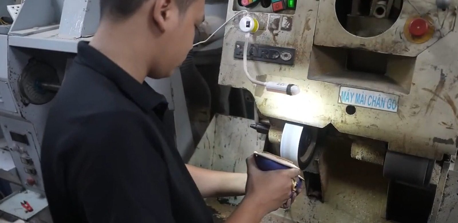 Proses penghalusan bagian sepatu menggunakan mesin