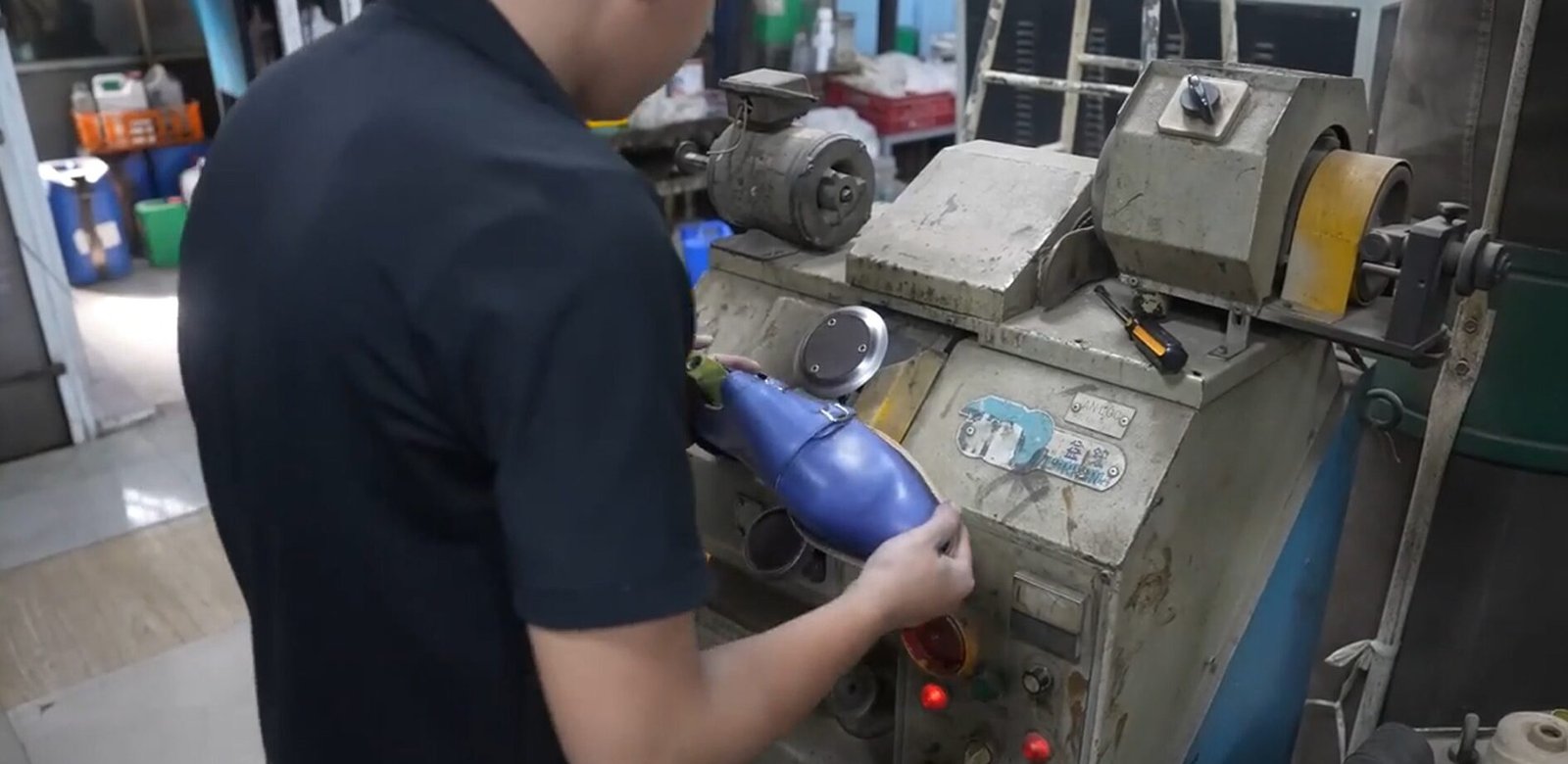 Proses pengerjaan sepatu menggunakan mesin produksi