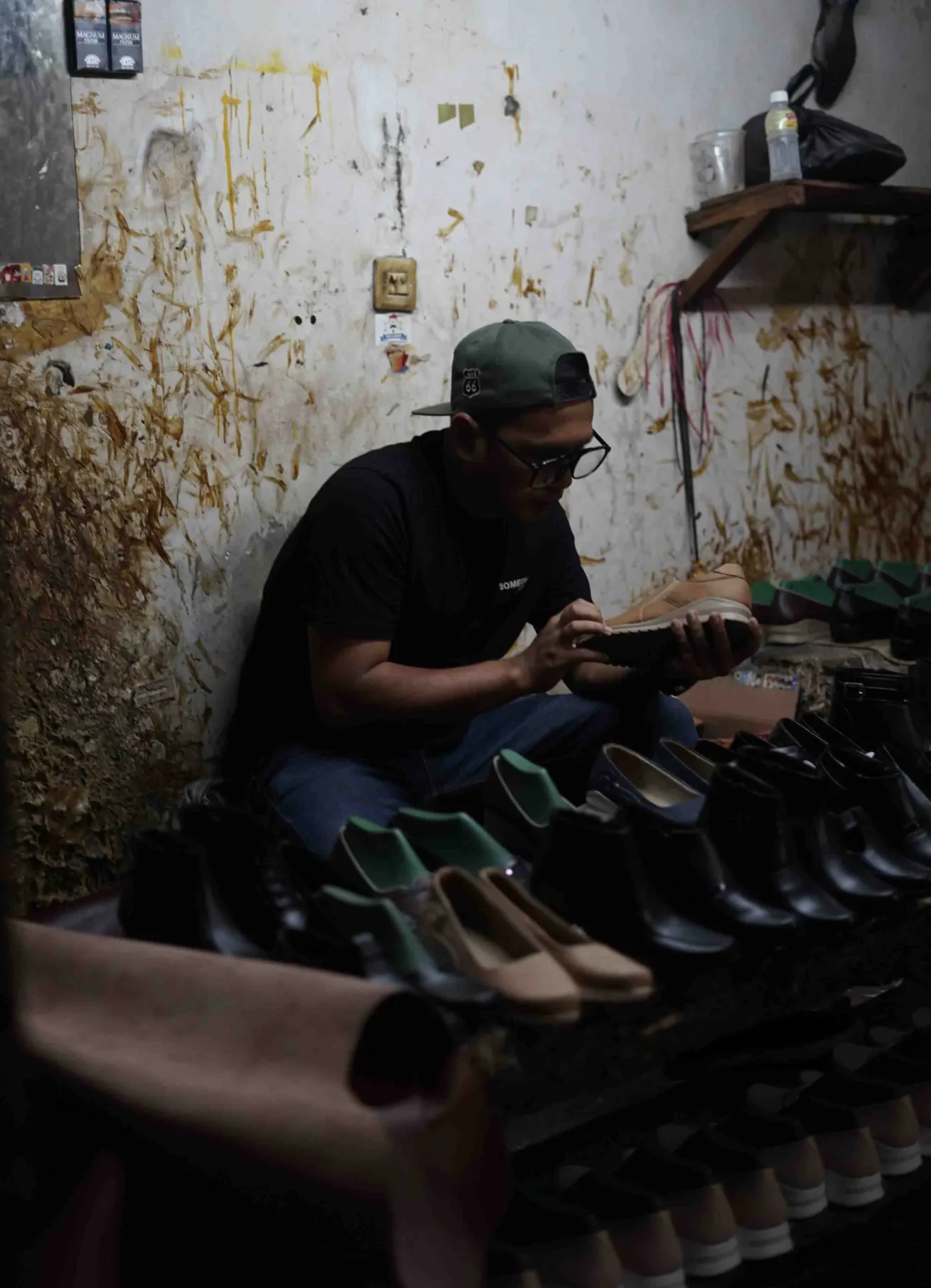 Produksi sneakers custom di Pabrik Sepatu 1920 Cibaduyut Bandung