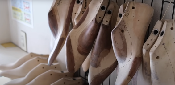 Proses pengerjaan sepatu menggunakan bahan vegetable tanned leather di workshop Pabrik Sepatu 1920