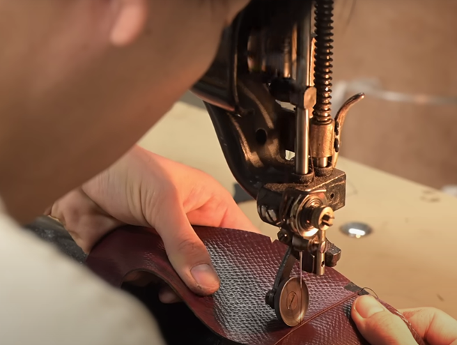 Produksi sepatu menggunakan material recycled ramah lingkungan di pabrik sepatu Bandung