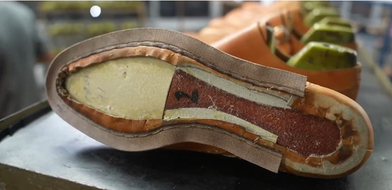 Pilihan berbagai jenis bahan sol sepatu yang tersedia di pabrik sepatu untuk proses produksi custom