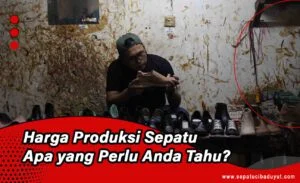 Pengrajin sepatu sedang menjahit sepatu kulit secara manual di workshop Cibaduyut