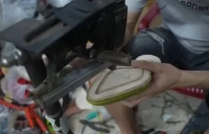 Close-up dari sol sepatu berbahan TPR yang sedang diproses di pabrik sepatu