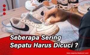 Proses pembersihan sepatu putih yang dilakukan oleh tenaga profesional di pabrik sepatu