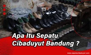 Pekerja tengah memproduksi sepatu di pabrik kawasan Cibaduyut Bandung