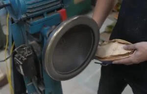 Perbandingan bahan sepatu kanvas dan sepatu kulit dalam proses produksi di Pabrik Sepatu 1920, Bandung