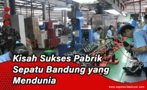Seorang pengrajin sepatu di Cibaduyut sedang melakukan proses perakitan sepatu kulit berkualitas tinggi