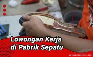 Pengrajin sedang menjahit sepatu kulit handmade di workshop Cibaduyut