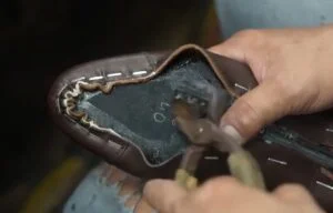 Sepatu kulit pria bergaya maskulin hasil produksi dari pabrik sepatu di Cibaduyut