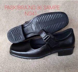 Sepatu sekolah berkualitas tinggi yang sedang dalam tahap kontrol kualitas di pabrik sepatu.