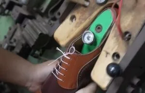 Pilihan bahan sepatu dengan berbagai warna di workshop Pabrik Sepatu 1920